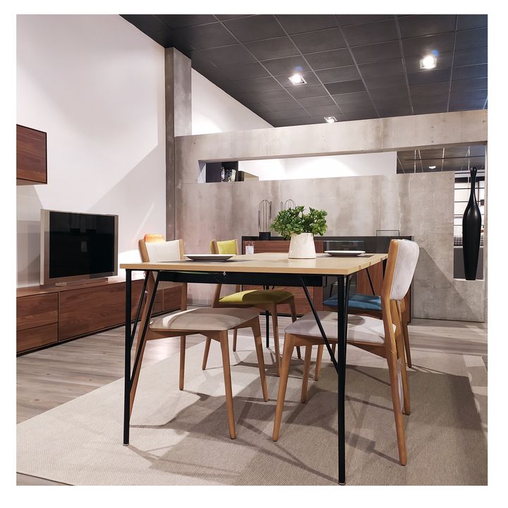 Vista frontal de estantes de cocina de madera abiertos y encimeras con  varios utensilios y decoraciones ecológicas para el año nuevo una cocina de  estilo ecológico